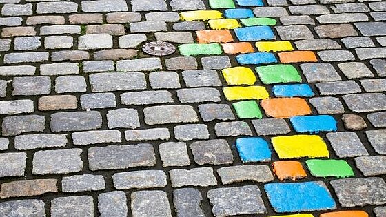 Bunte Steine auf der Straße