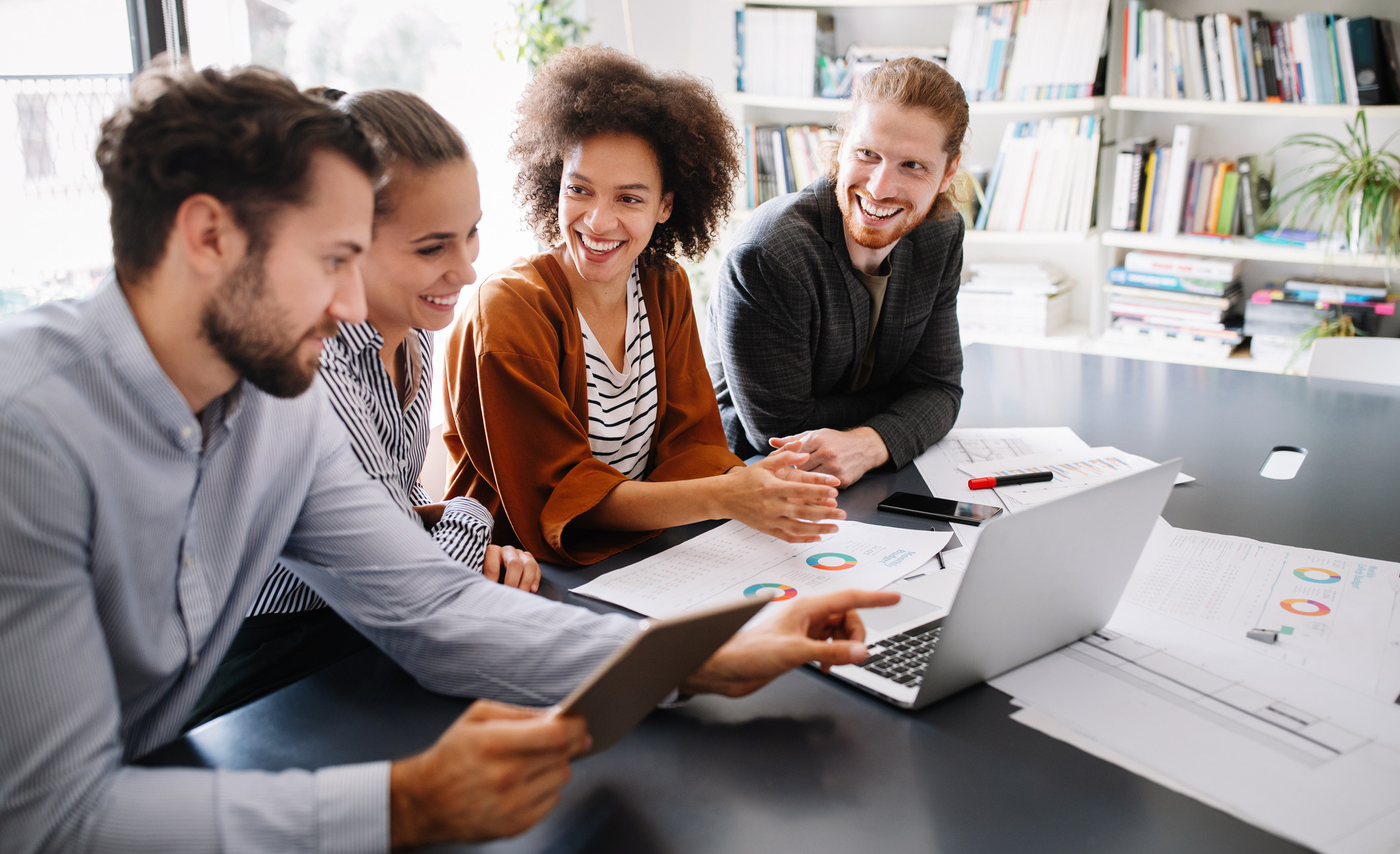 Grupper Erwachsener arbeiten im Büro an einem Projekt zusammen