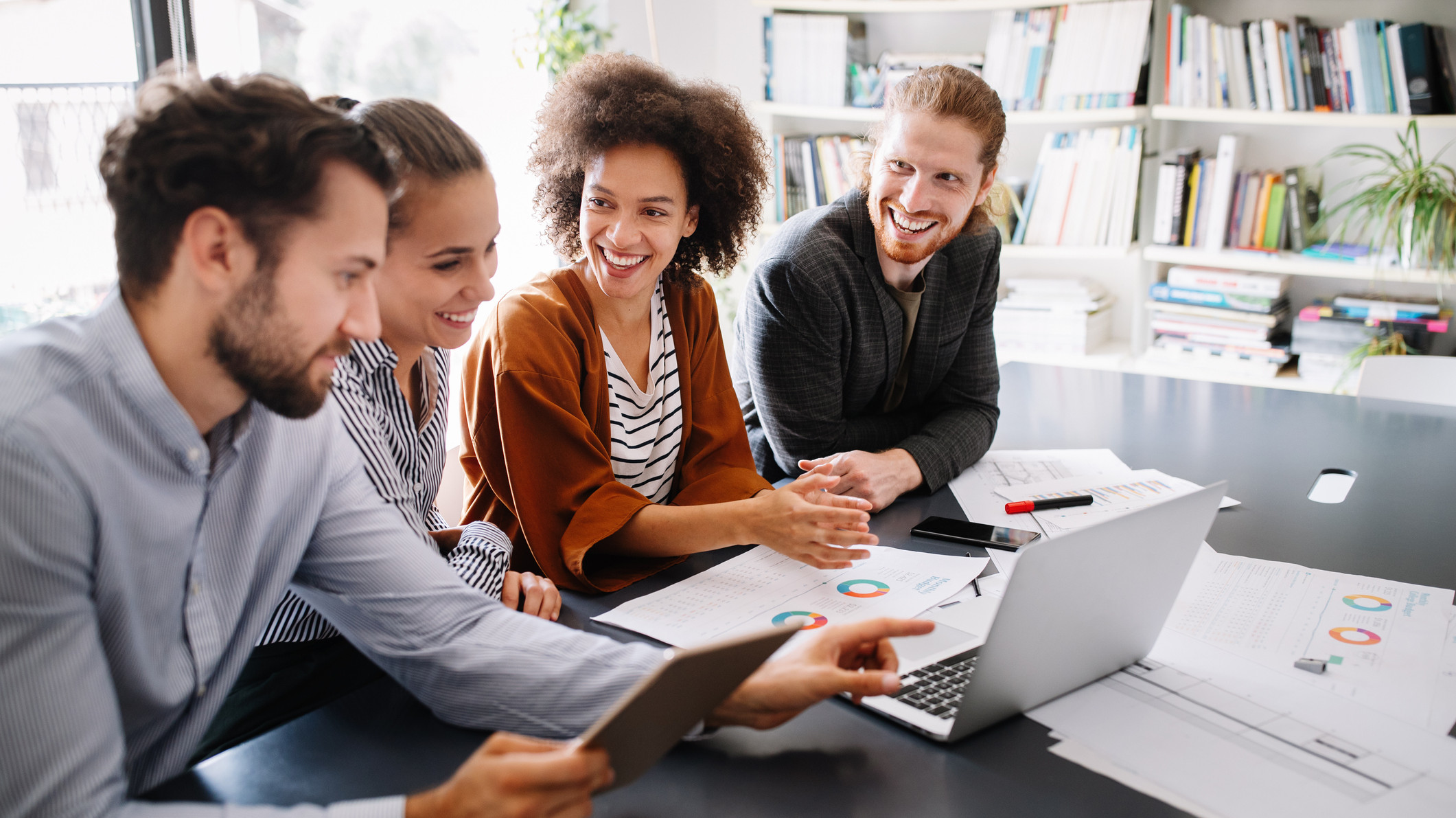 Grupper Erwachsener arbeiten im Büro an einem Projekt zusammen