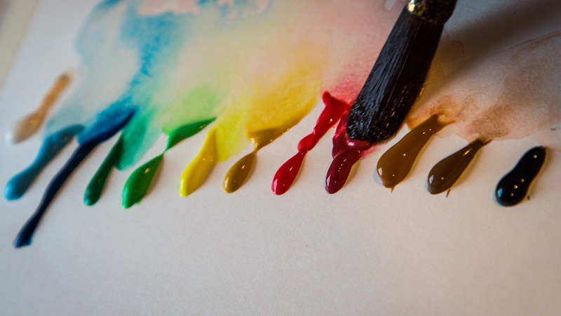 Malpinsel und bunte Farbtropfen