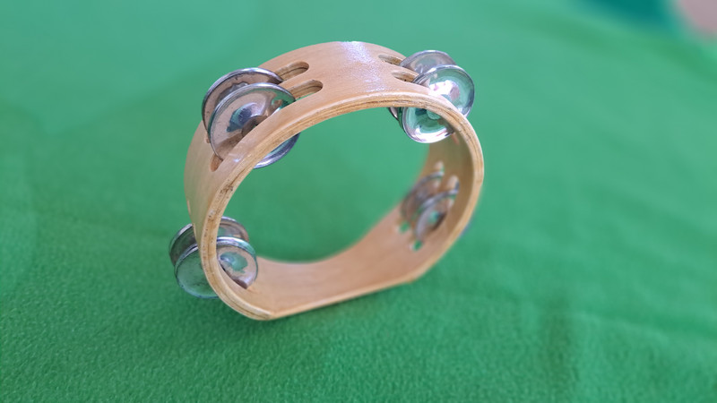 Auf dem Bild ist ein Tamburin zu sehen.