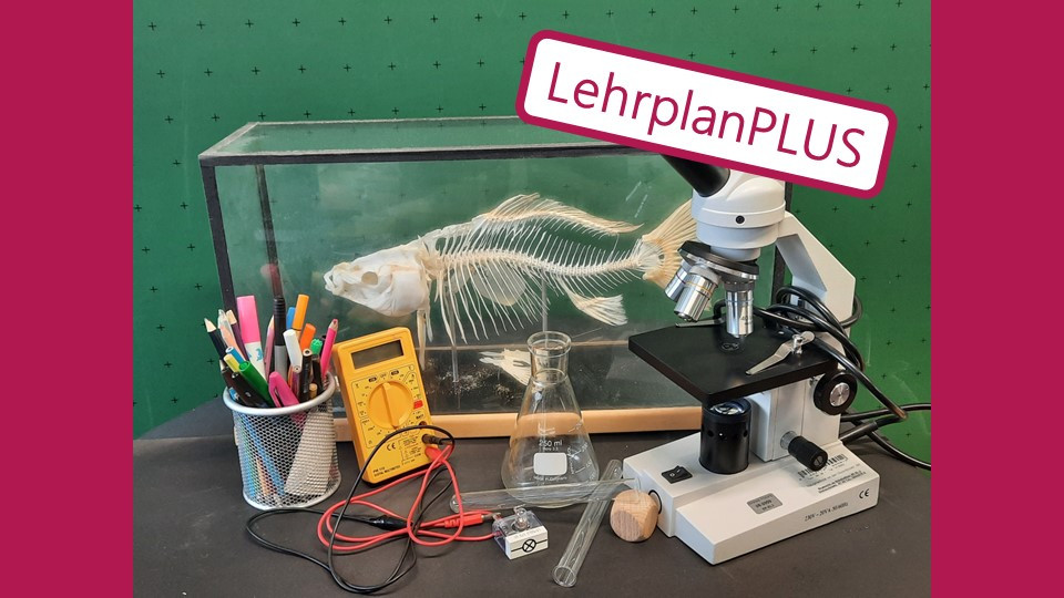 Illustrierendes Bild für das Fach Natur und Technik mit dem Logo LehrplanPLUS