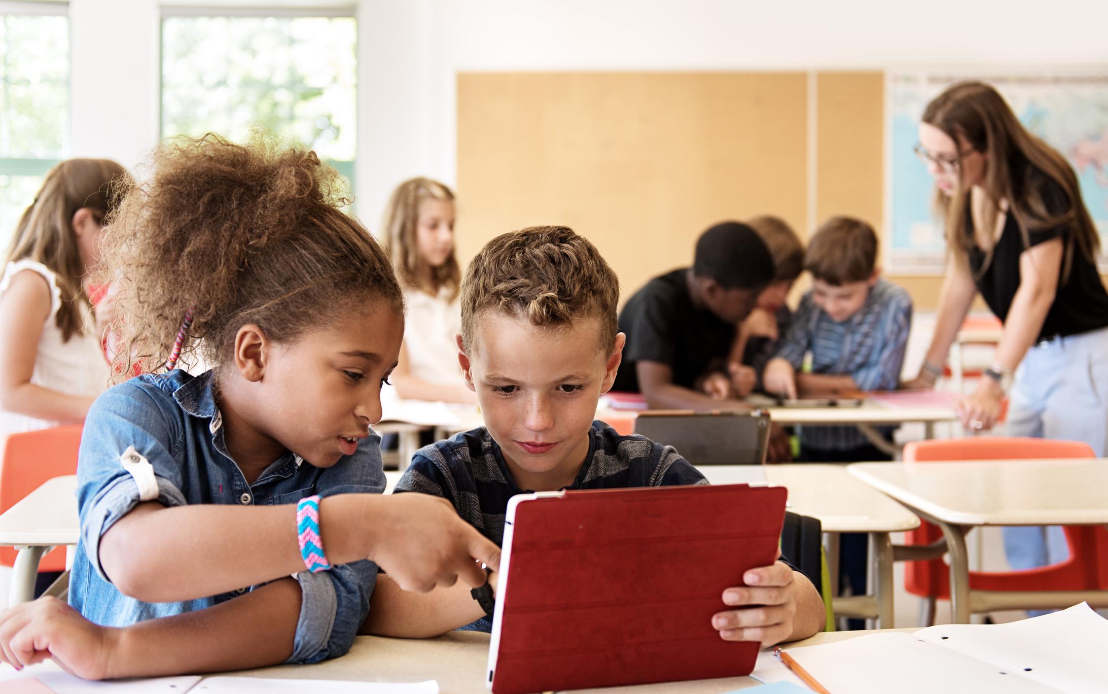 Schulkinder im Unterricht mit einem digitalen Tablet