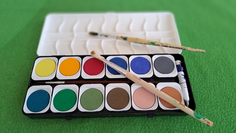 Auf dem Bild ist ein Malkasten mit Wasserfarben zu sehen.