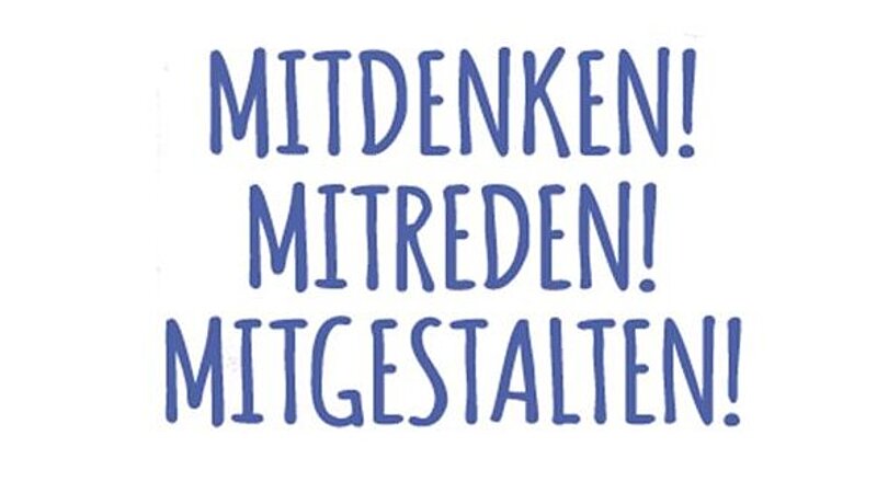 Zu sehen ist ein Logo in blauer Schrift auf weißem Hintergrund. Der Text lautet: "MITDENKEN! MITREDEN! MITGESTALTEN!" Alle Buchstaben sind großgeschrieben und die Wörter am Ende mit einem Ausrufezeichen versehen. Unter diesem Text befindet sich eine graue Leiste mit der URL "www.politischebildung.schule.bayern.de".